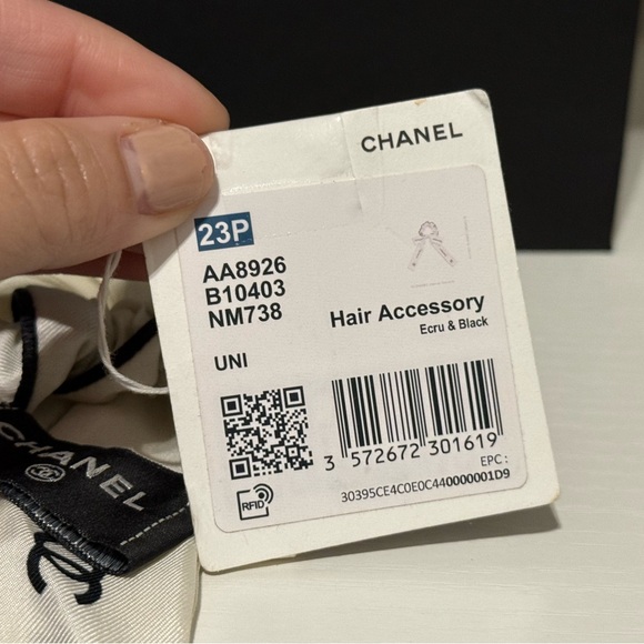 CHANEL HAIR TIE SILK OFF WHITE PREOWNED - Picture 8 of 8